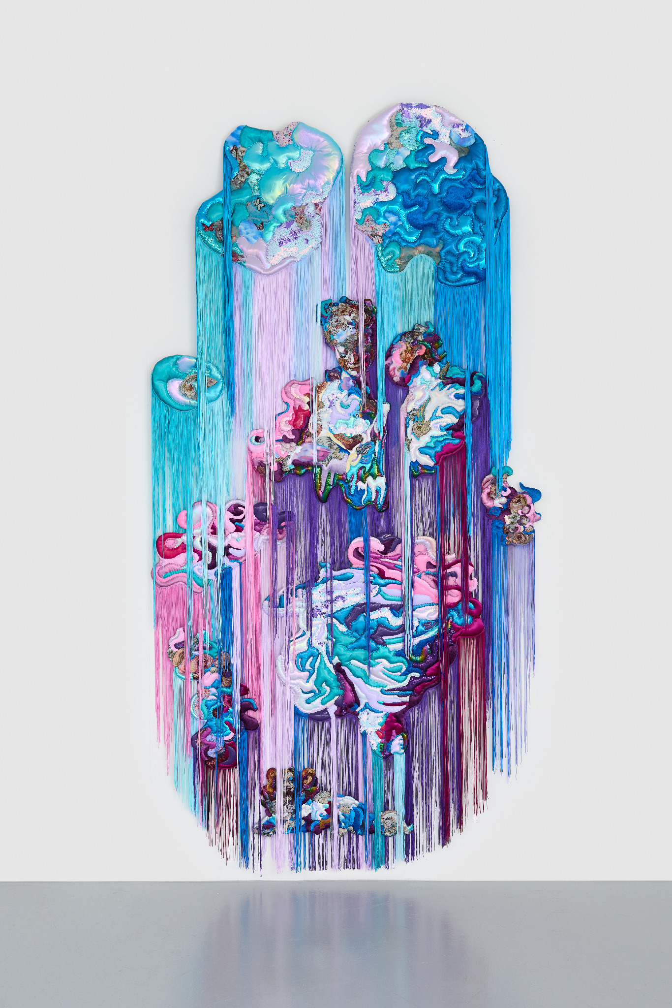 Obra textil azul y violeta de Anne von Freyburg