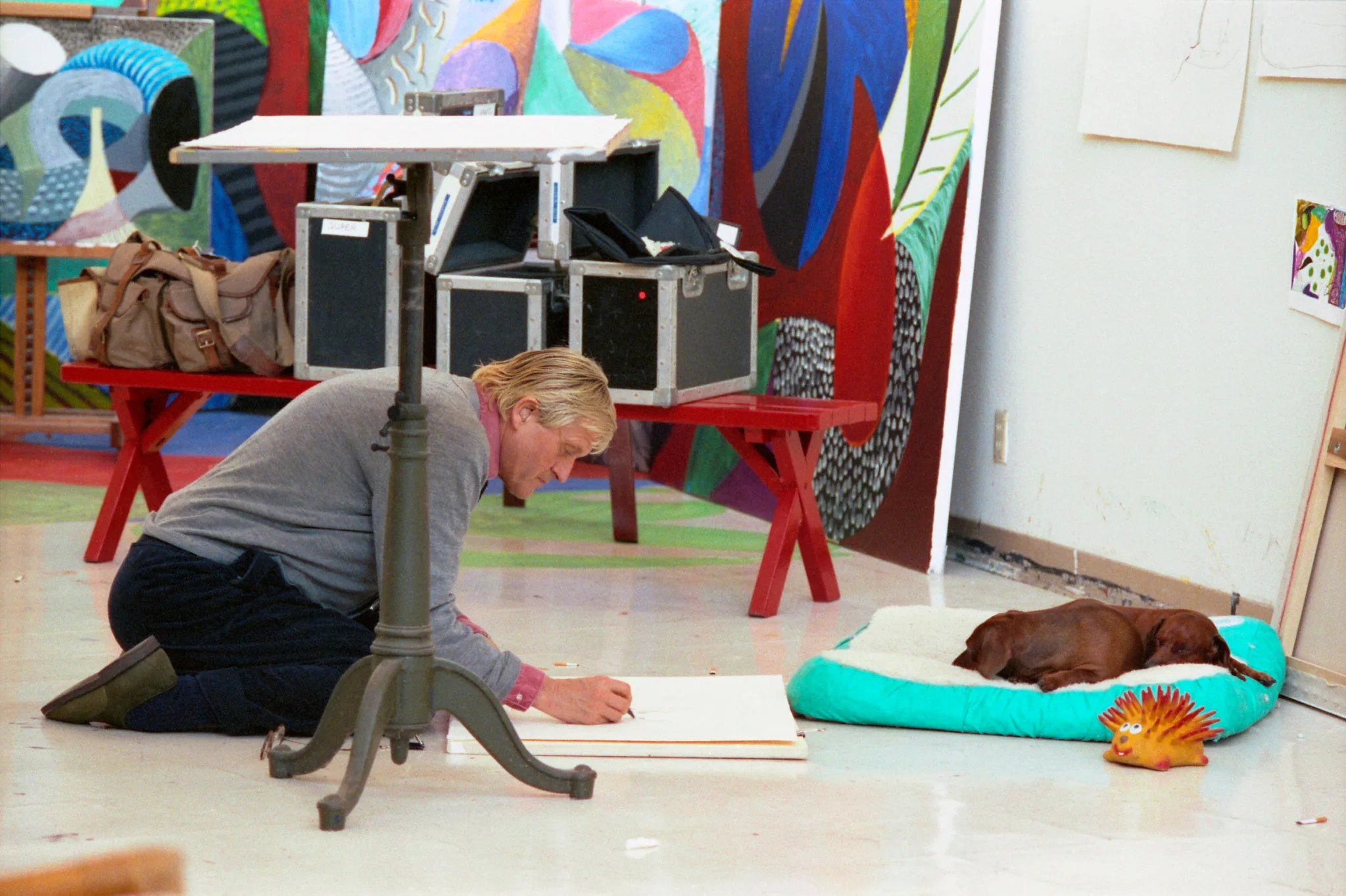 David Hockney dibujando junto a uno de sus perros